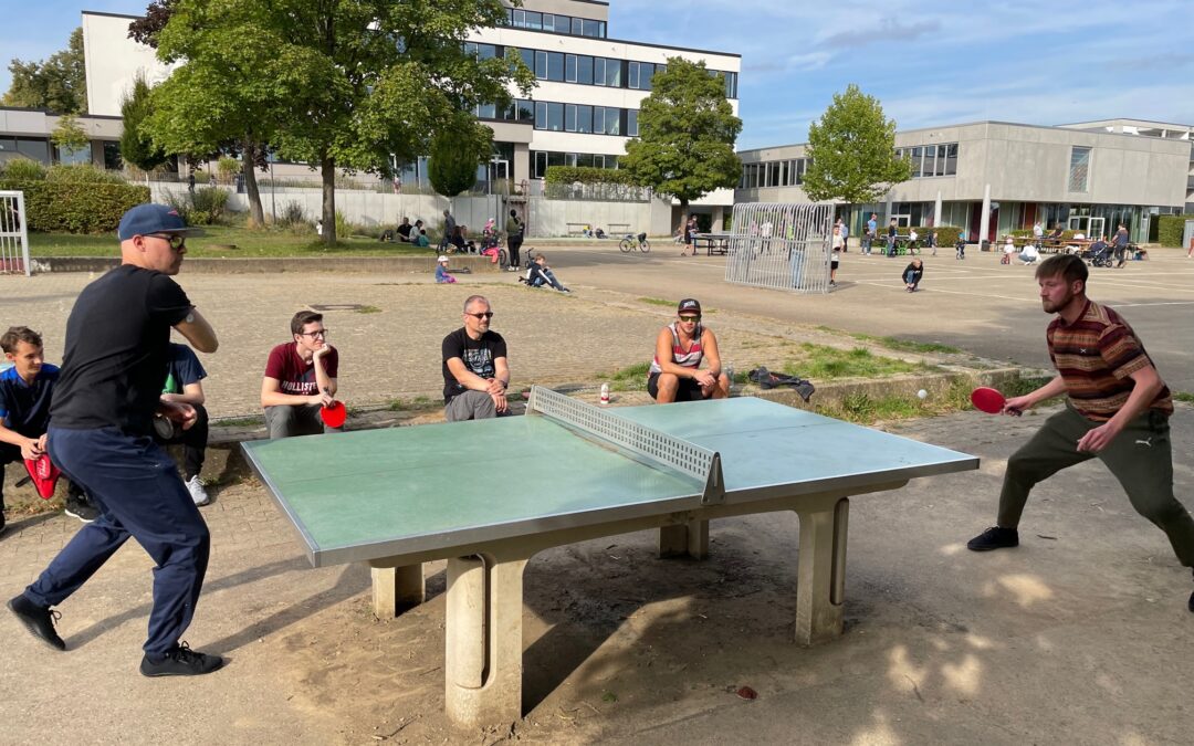 Gute Stimmung beim Freiluft-Tischtennis